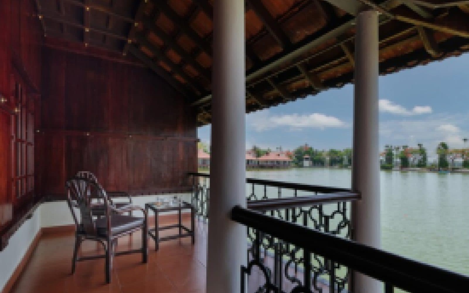 Sterling Lake Palace Alleppey